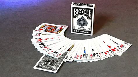 Left handed friendly playing cards for magic